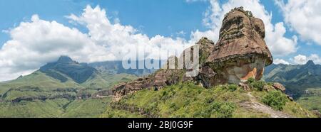 Vista panoramica del casco Policemans nel Drakensberg Foto Stock