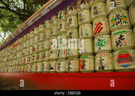 Una mostra di botti di sake nei giardini del Tempio Meiji Jingu a Tokyo Foto Stock
