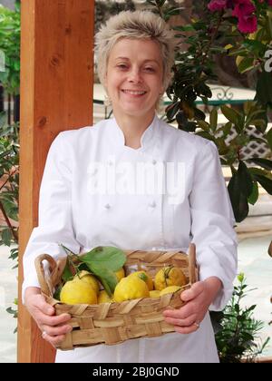 Scrittore e stilista di cucina, Felicity Barnum-Bobb in Italia con cesto di prodotti freschi italiani - Foto Stock