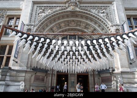 Hanging White Traffic Cones Installation Exhibition V&A Museum, Cromwell Road, Knightsbridge, London SW7 di Heatherwick Studio S3i Foto Stock