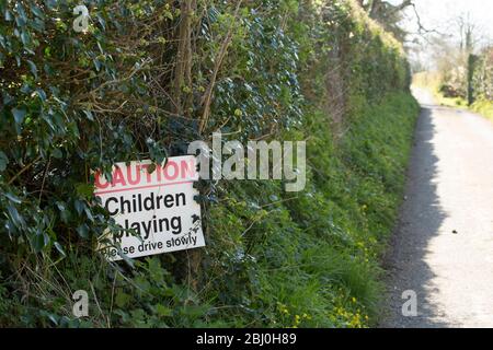 Un cartello di una corsia di campagna che avverte i conducenti di auto che i bambini possono giocare. North Dorset England GB Foto Stock