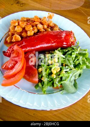 Piatto pranzo servito a bordo di gulet, al largo della costa meridionale della Turchia, con peperoni ripieni, ceci in insalate di pomodoro, pomodoro e lattuga - Foto Stock
