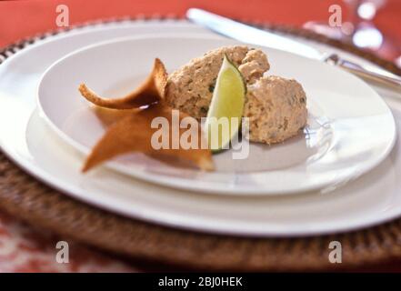 Pesce con pane tostato melba e zeppa di lime - Foto Stock