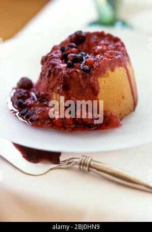 Budino di spugna di marmellata al vapore su piastra bianca - Foto Stock