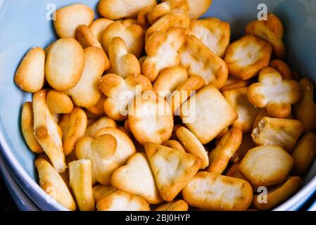 Biscotti al formaggio in ciotola piccola - Foto Stock