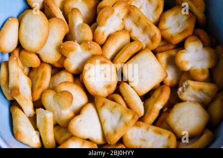 Biscotti al formaggio in ciotola piccola - Foto Stock