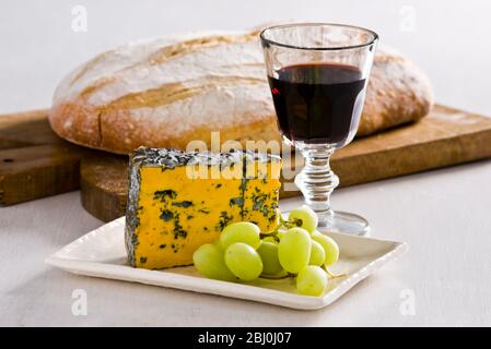 Blacksticks Blue Cheese di Lancashire UK, con uva, vino rosso e pane crosty - Foto Stock