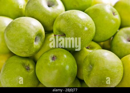 Mele Granny Smith verdi massaggiate su sfondo bianco - Foto Stock