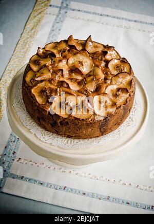 Torta di frutta di mele con sidro e aggiunta di fette di mela glassate - Foto Stock