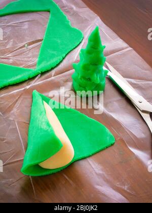 Fare marzapane decorativo albero di natale per la decorazione della torta - Foto Stock