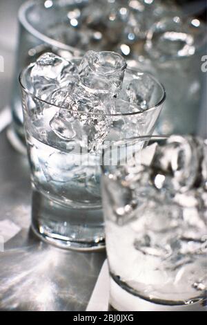 Bicchieri di vodka tonic su ghiaccio - Foto Stock