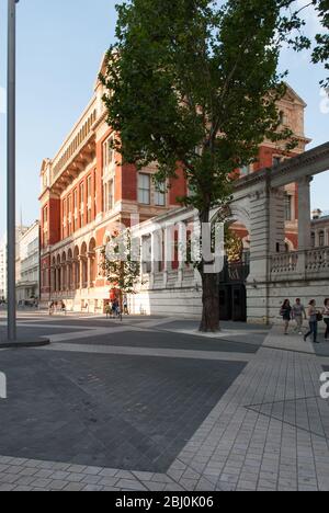 Architettura vittoriana Henry Cole Wing Exhibition Road Red Brick Stone V&A Museum, Cromwell Road, Knightsbridge, London SW7 by Aston Webb Foto Stock