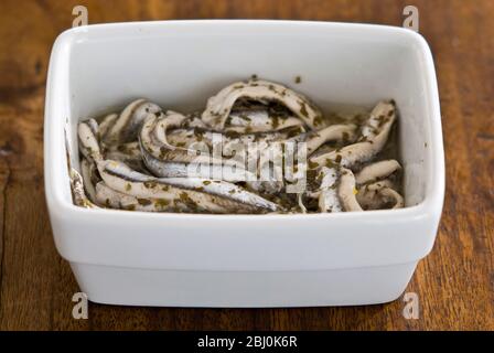 Filetti di acciuga marinati in prezzemolo, aglio e arancia al limone - Foto Stock