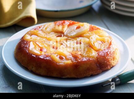 Torta capovolta con pere e ciliegie - Foto Stock