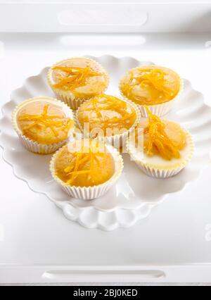 Sei torte fata al limone sul supporto per torte bianche Foto Stock