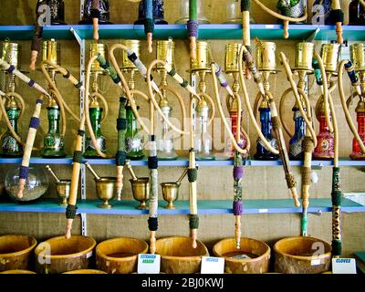 Bocce di spezie e tubi di hookah in vendita in negozio sul lungomare nella località di Dalyan, Turchia meridionale - Foto Stock