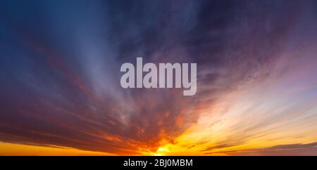 bellissimo cielo serale dopo il tramonto Foto Stock
