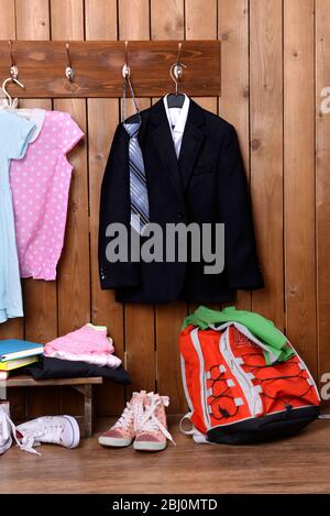 Cose per bambini appese a muro e accatastate in camera Foto Stock