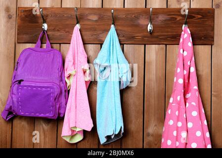 Cose per bambini appese a muro in camera Foto Stock
