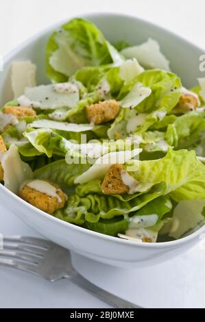 Insalata caesar classica in ciotola bianca - Foto Stock