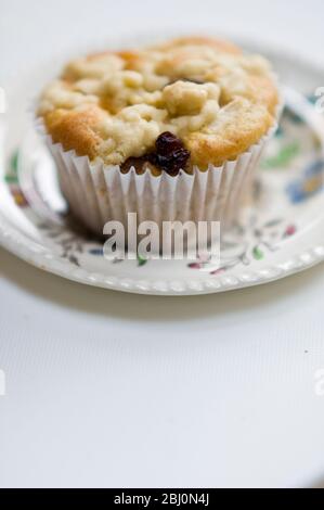 Muffin al ribes piccolo con mela grattugiata - Foto Stock