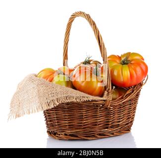 Pomodori verdi in basket isolati su bianco Foto Stock