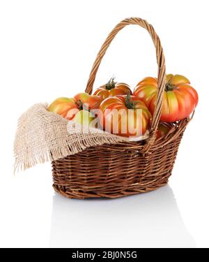 Pomodori verdi in basket isolati su bianco Foto Stock