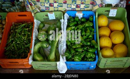 Okra, marrows, meloni e peperoni verdi in vendita in stalla fattoria stradale, Cipro meridionale. - Foto Stock