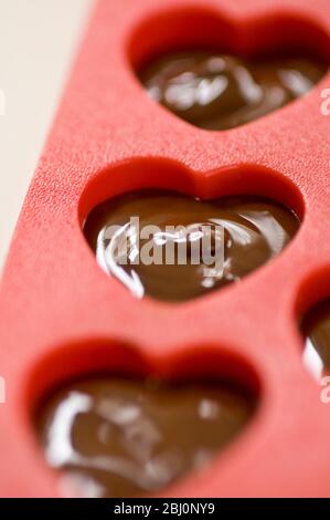 Fare il cuore a forma di cioccolato per San Valentino in rosso a forma di cuore stampo - Foto Stock