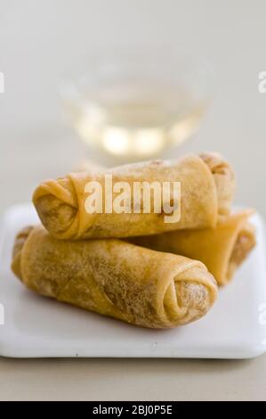 Piccoli rotoli di primavera thailandesi con salsa dolce - Foto Stock