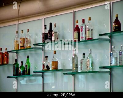 Interno di un moderno cocktail bar elegante all'aeroporto di Istanbul, Turchia. - Foto Stock