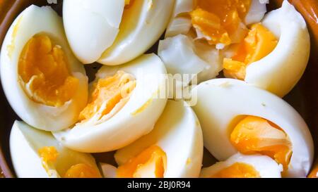 Dettaglio delle uova sode a metà come parte di un'insalata estiva - Foto Stock