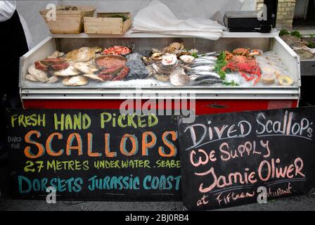 Bancarella di pesce fresco, mercato di Whitecross Street, Londra EC1 - Foto Stock