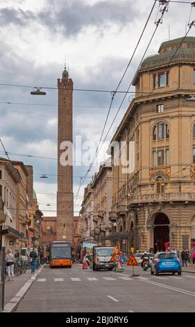 Bologna, Italia - Aprile 02 2019: Le due Torri sono il simbolo della città e la più importante delle Torri di Bologna. Foto Stock