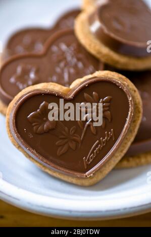 Biscotti Kambly a forma di cuore con rivestimento al cioccolato - Foto Stock