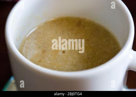 Tazza bianca della cina di zuppa di verdure fatta in casa. - Foto Stock