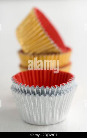 Pile di muffin metallici - Foto Stock