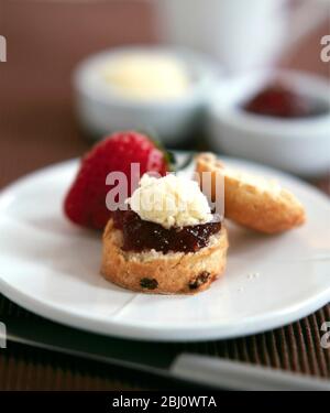 Classico cono con panna e marmellata con fragole fresche servite con tè pomeridiano - Foto Stock