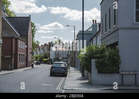 Station Road verso la stazione ferroviaria di Barnes visto dalla sua croce con Cleveland Road a Barnes nel London Borough of Richmond upon Thame a sud Foto Stock