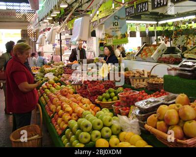Shopping di frutta nel mercato coperto di Menton, Francia meridionale - Foto Stock
