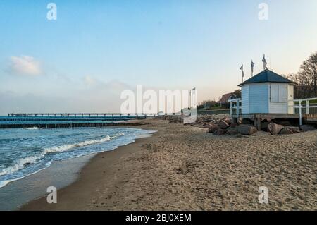 Spiaggia e molo a Kuehlungsborn sul Mar Baltico Foto Stock