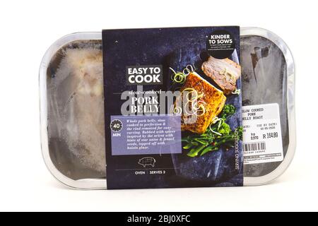 Alberton, Sudafrica - un contenitore di facile cottura arrosto di pancia di maiale da Woolworths Food isolato su una chiara immagine di sfondo con spazio copia Foto Stock