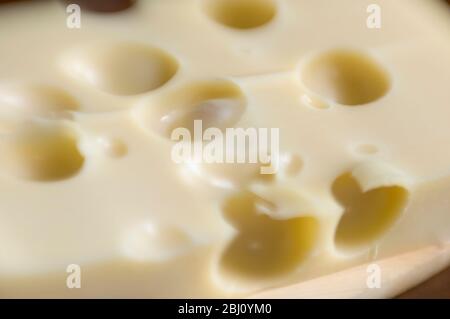 Lastra di formaggio Emmental sparato con lente per bambini lenti per la profondità di campo breve effetto - Foto Stock