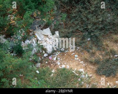 La spazzatura che è stata scaricata nel parco stradale, rifiuti di plastica, protezione ambientale, Top view Foto Stock
