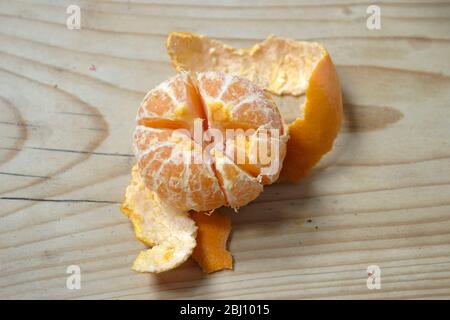 satsuma pelata su tavolo in legno - Foto Stock