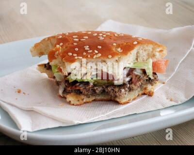 Hamburger di biten su piatto bianco - Foto Stock