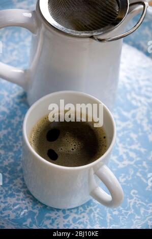 Caffè vero fatto semplicemente in brocca con tea epurer - Foto Stock