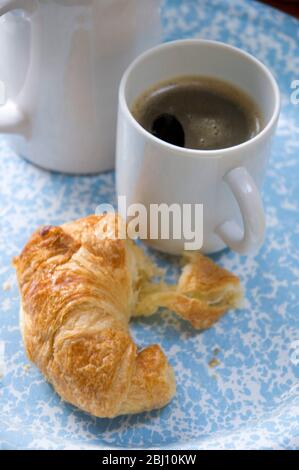 Caffè vero e proprio fatto semplicemente in brocca con tea strain e croissant - - Foto Stock