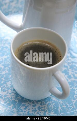 Caffè vero fatto semplicemente in brocca con tea epurer - Foto Stock