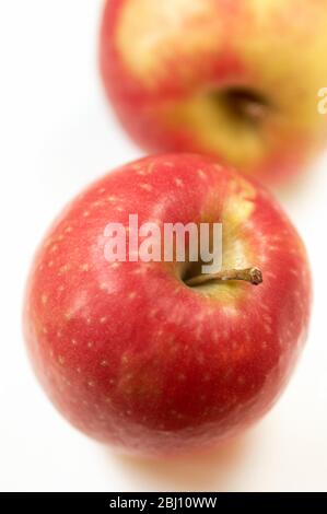 Due mele rosse lucide - Foto Stock